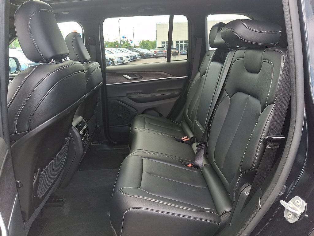 Used 2024 Jeep Grand Cherokee Limited AWD/4WD image 10