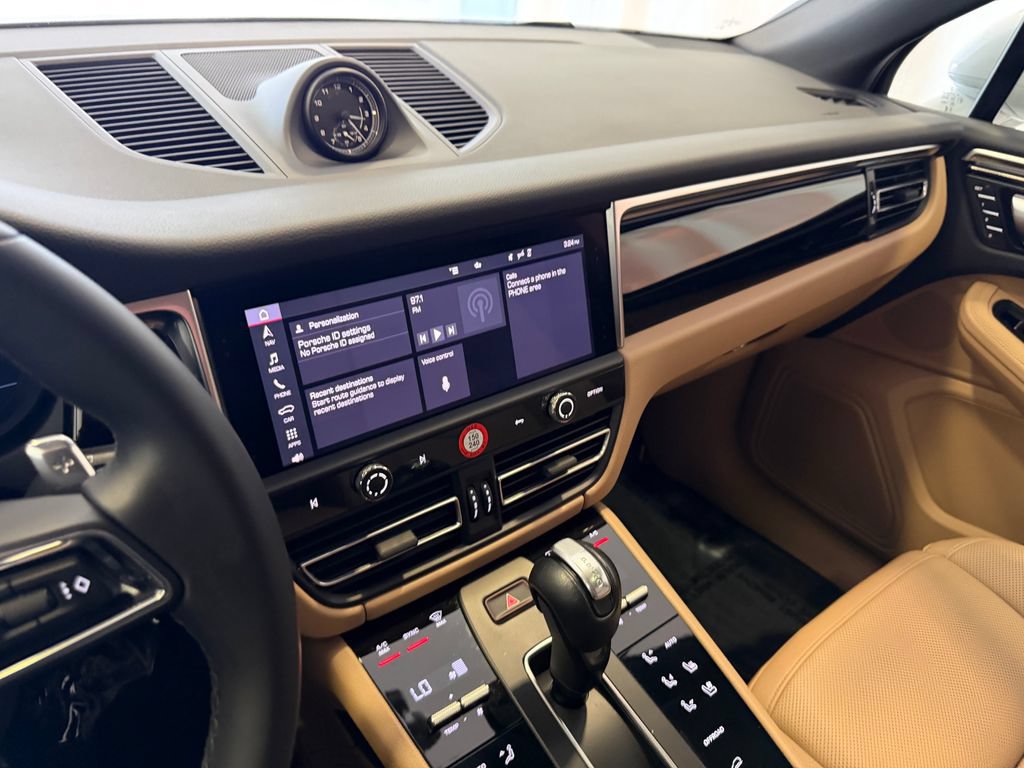 Certified 2023 Porsche Macan AWD/4WD image 17