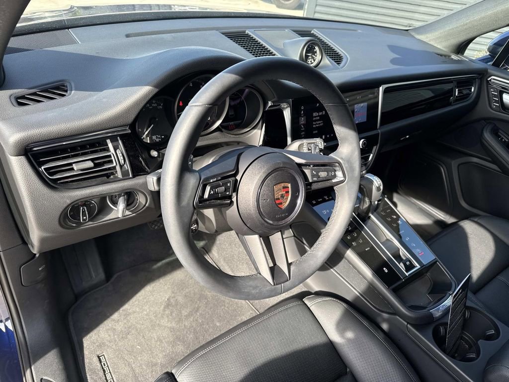 Certified 2025 Porsche Macan image 4
