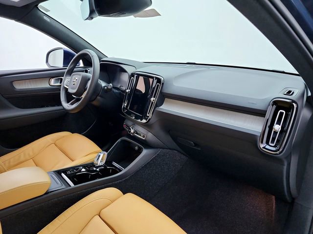 Certified 2022 Volvo XC40 T5 Inscription w/ Advanced Package AWD/4WD image 17
