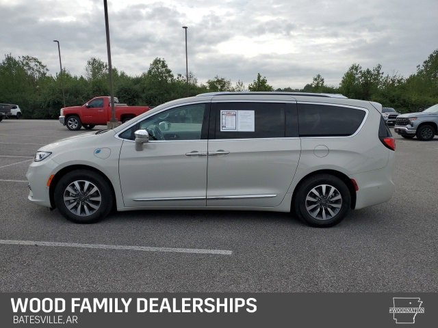 Used 2021 Chrysler Pacifica Limited w/ Uconnect Theater Family Group image 4