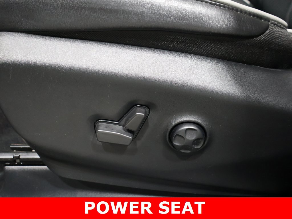 Used 2024 Chrysler Pacifica Limited w/ Uconnect Theater Family Group image 12