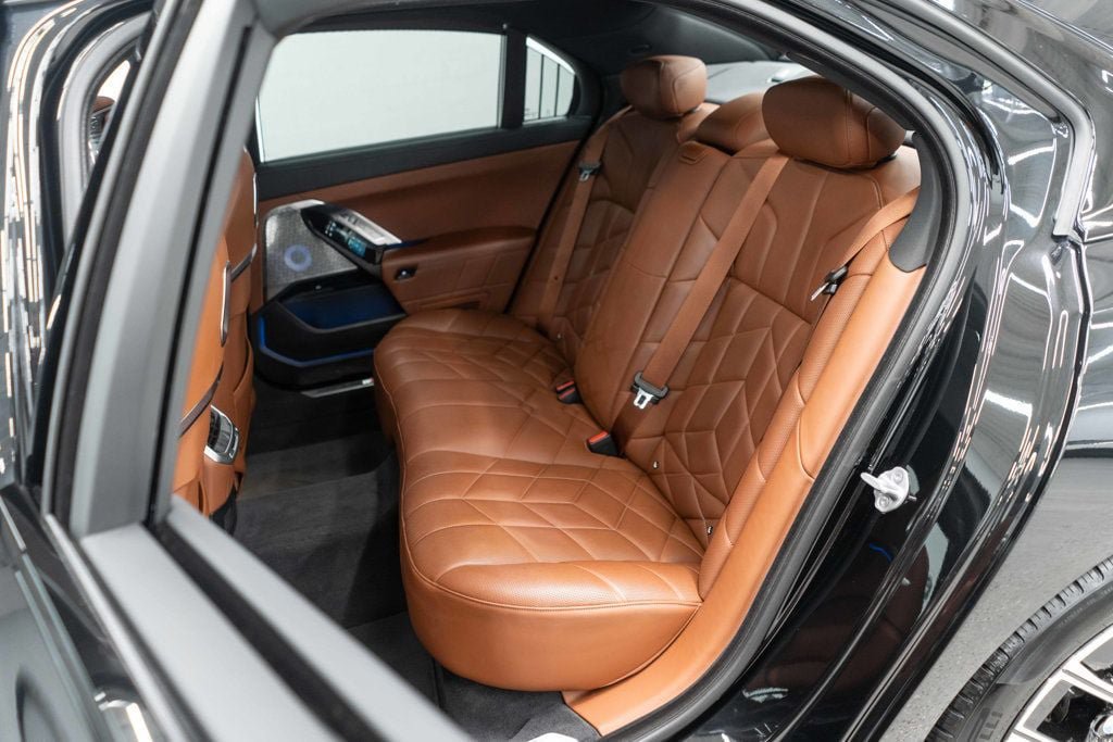 Used 2023 BMW 760i xDrive AWD/4WD image 16