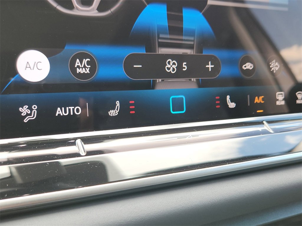 New 2025 Volkswagen Tiguan SE image 20