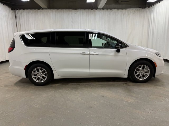 Used 2024 Chrysler Pacifica Touring-L image 3