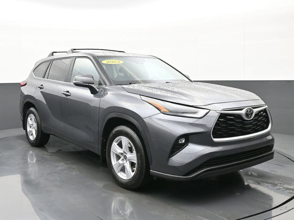 Used 2023 Toyota Highlander LE FWD image 1