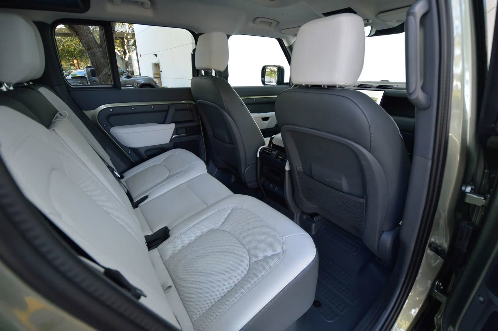 Used 2025 Land Rover Defender 110 X-Dynamic SE image 55