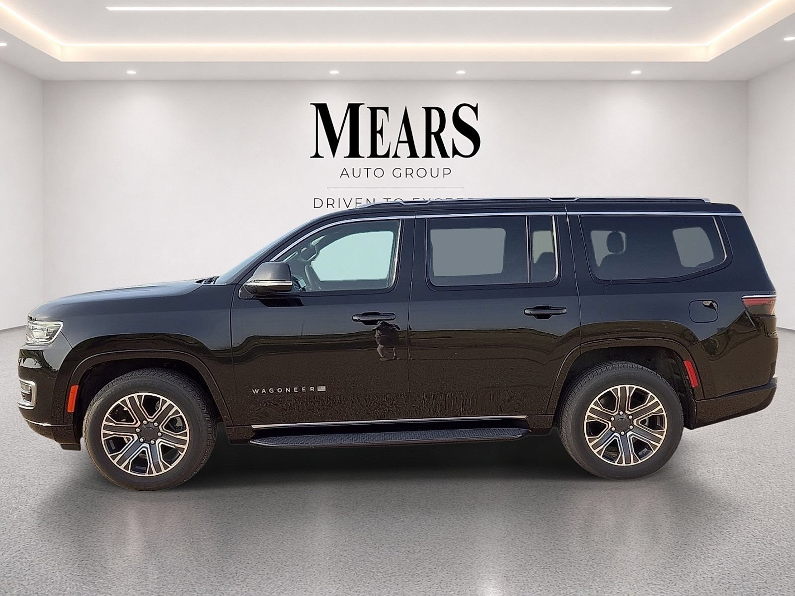 Used 2024 Jeep Wagoneer Series II w/ Flexible Seating Group RWD image 2