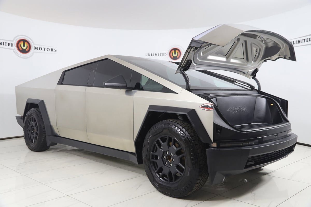 Used 2024 Tesla Cybertruck AWD Crew Cab image 23