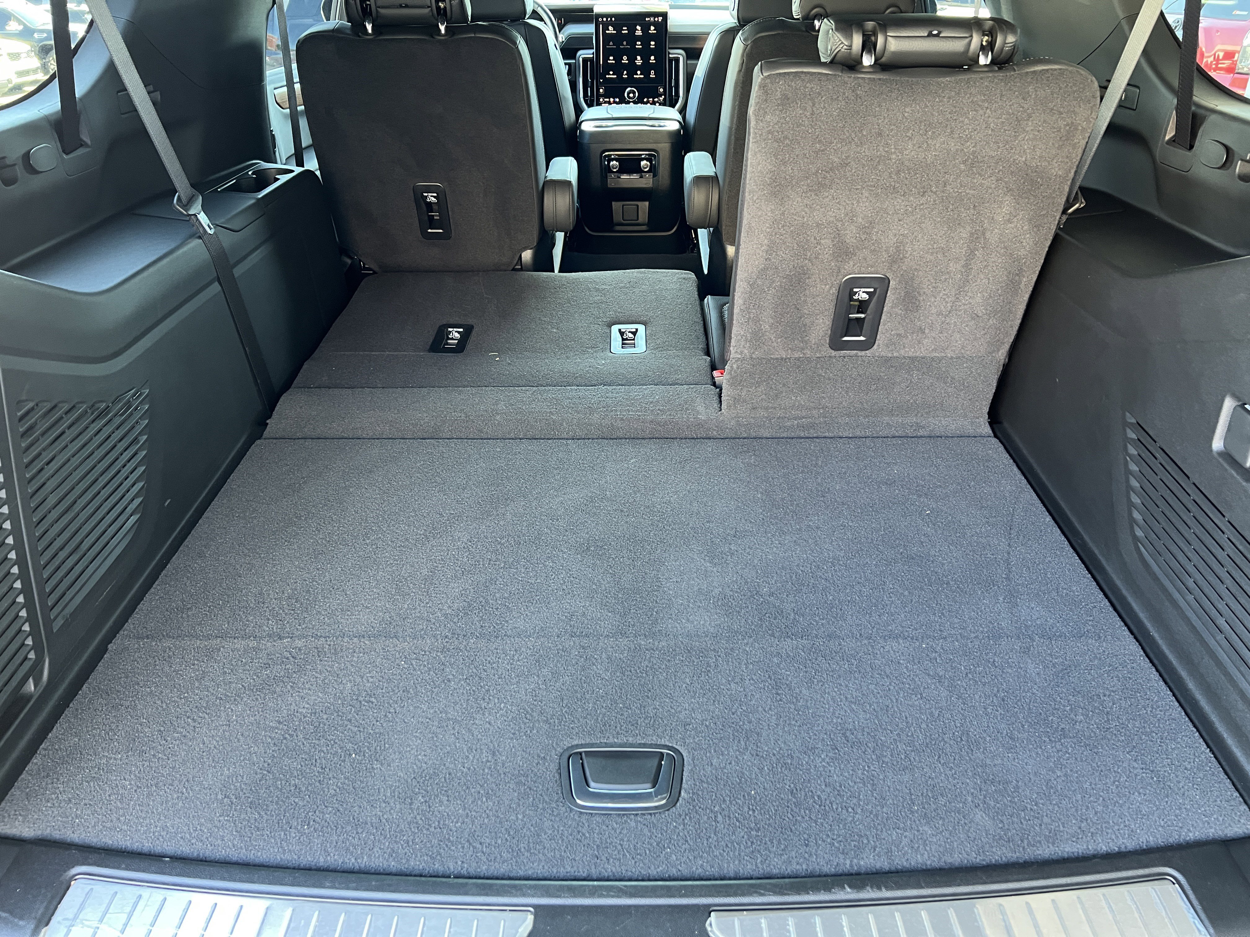 Used 2025 GMC Yukon XL Denali image 23