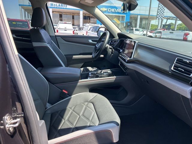 Used 2025 Volkswagen Atlas Peak Edition SE AWD/4WD image 33