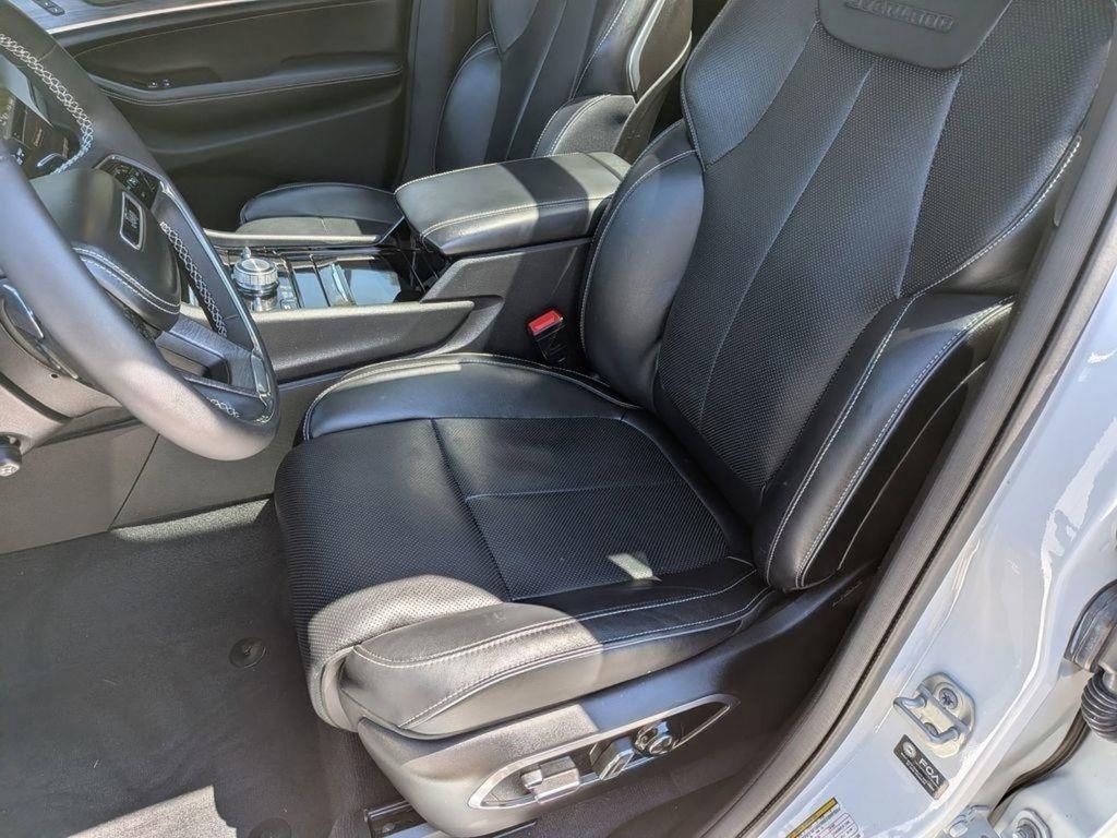 Used 2023 Jeep Grand Cherokee Overland w/ Luxury Tech Group IV AWD/4WD image 26