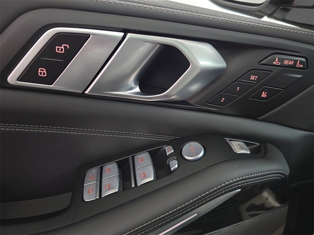 Used 2023 BMW X7 xDrive40i w/ M Sport Package image 32