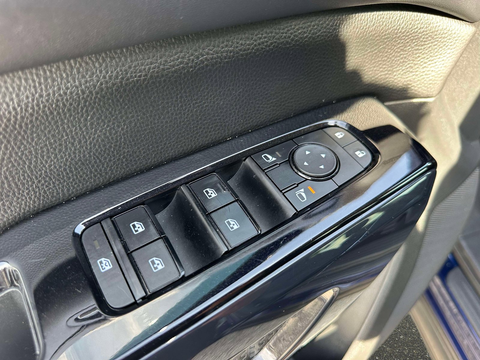 Used 2022 Nissan Pathfinder SV image 18