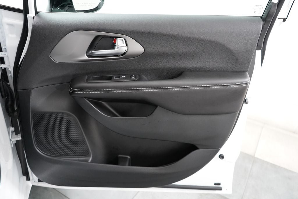 New 2027 Chrysler Pacifica Select FWD image 20