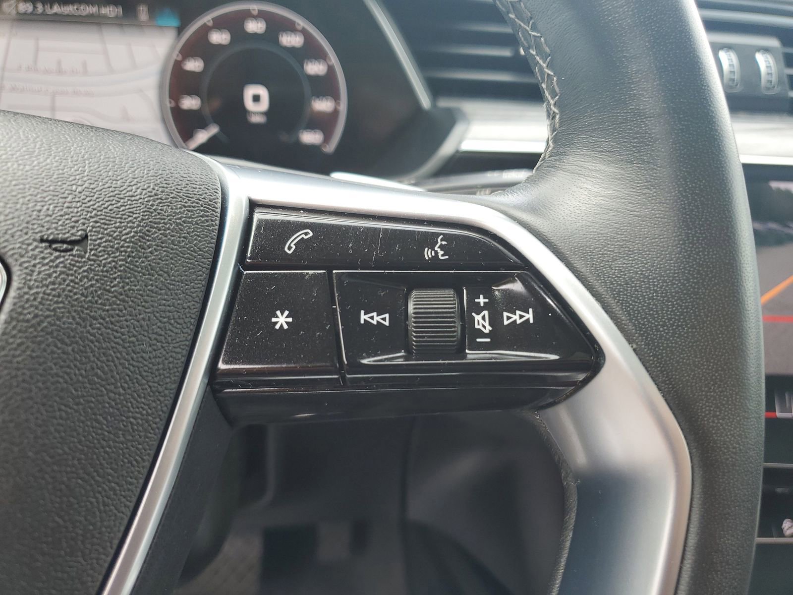 Used 2023 Audi e-tron Premium Plus w/ Premium Plus Package AWD/4WD image 30