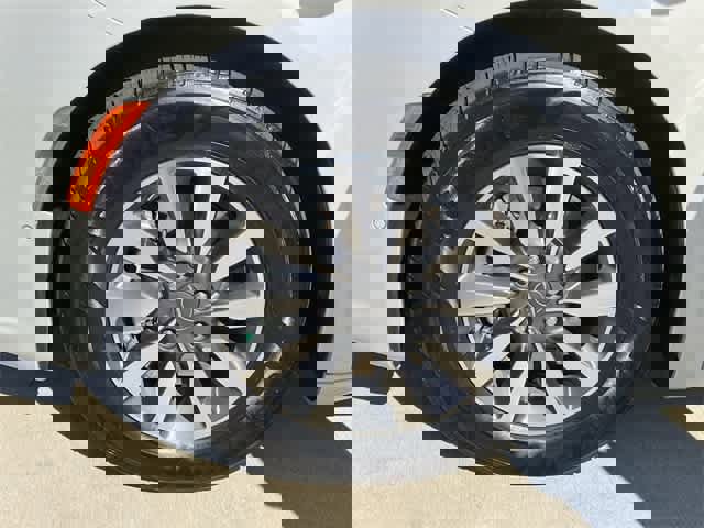 Used 2021 Chrysler Pacifica Limited w/ Uconnect Theater Family Group image 9