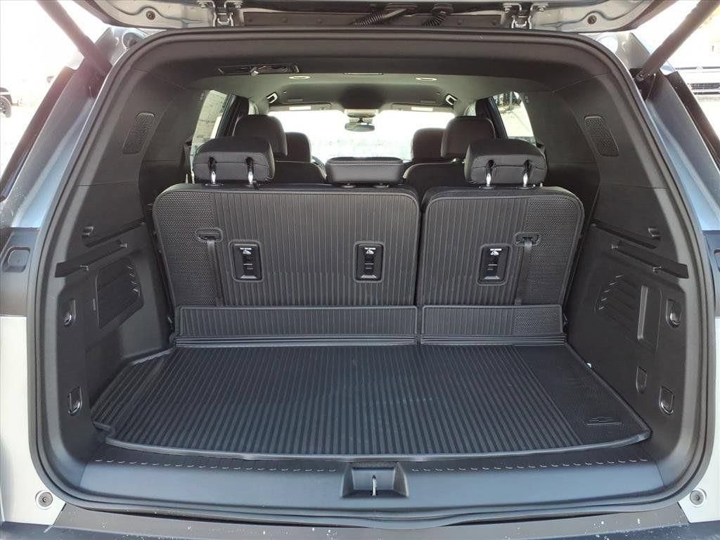 New 2026 Chevrolet Traverse LT w/ LPO, Floor Liner Package FWD image 5