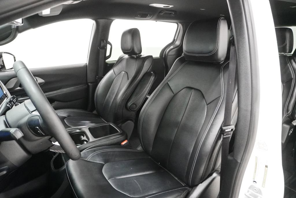 Used 2025 Chrysler Pacifica Select image 6