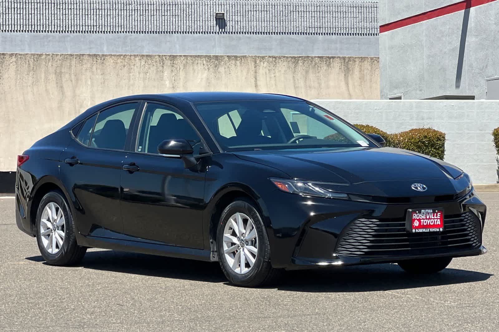 Used 2025 Toyota Camry LE FWD image 5