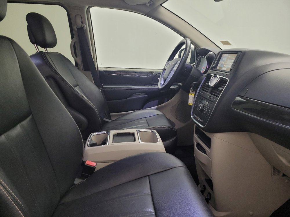 Used 2016 Chrysler Town & Country Touring FWD image 21