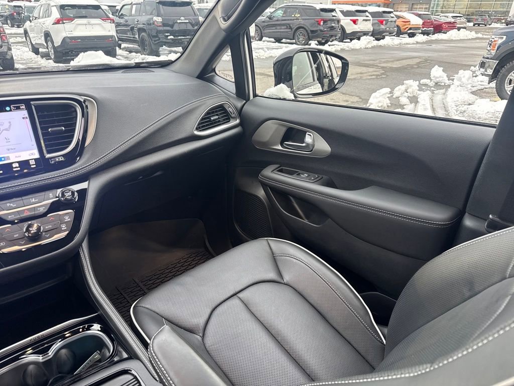 Used 2024 Chrysler Pacifica Limited w/ S Appearance Package image 11