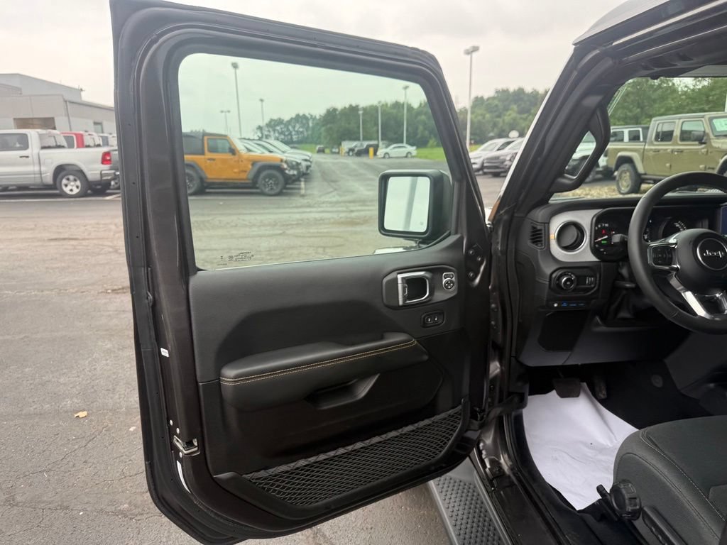 Used 2025 Jeep Wrangler Unlimited Sahara AWD/4WD image 14