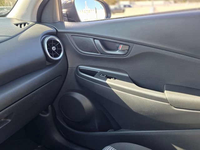 Used 2023 Hyundai Kona SE w/ Cargo Package image 25