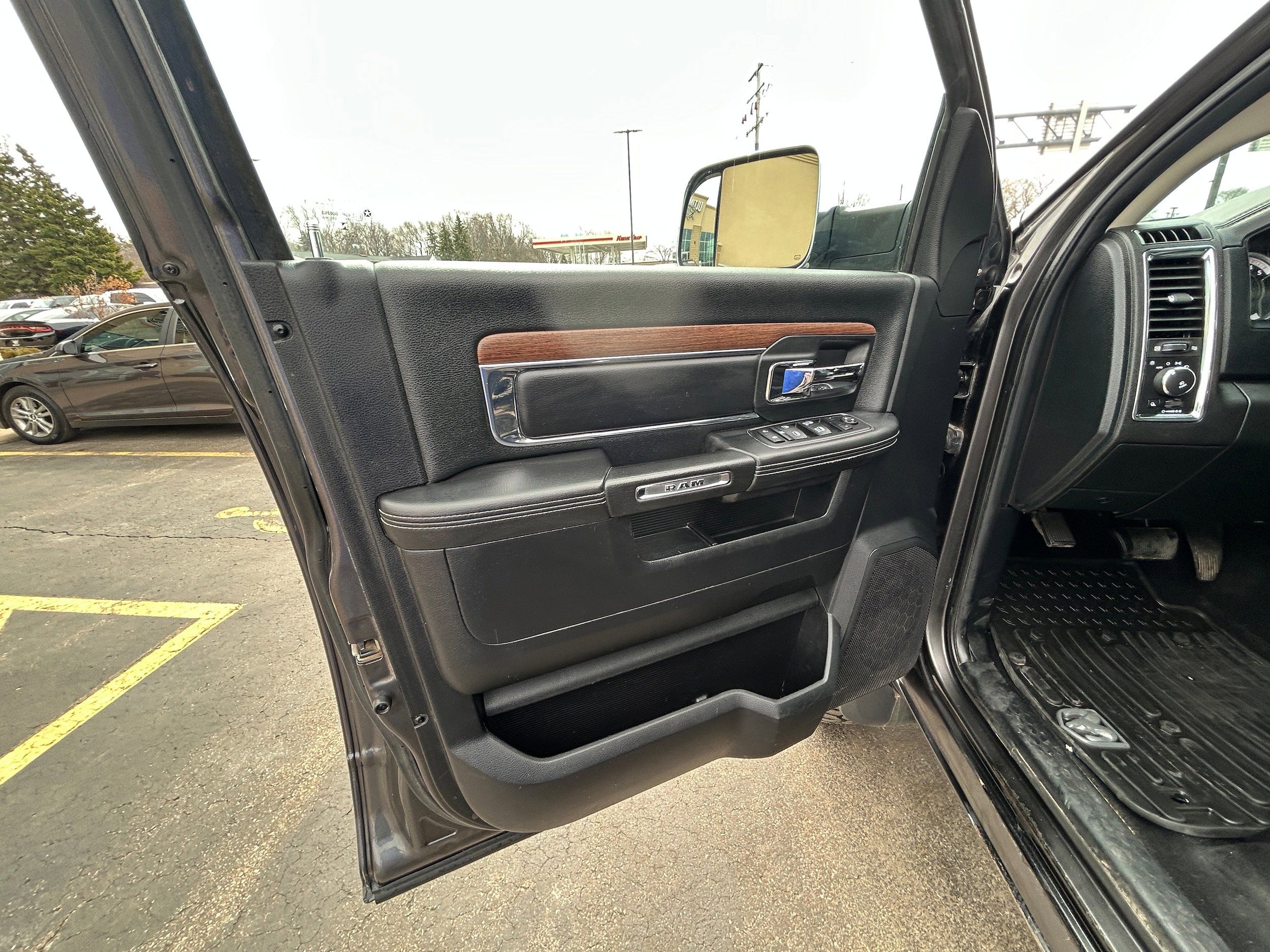 Used 2014 RAM 3500 Laramie w/ Convenience Group image 7
