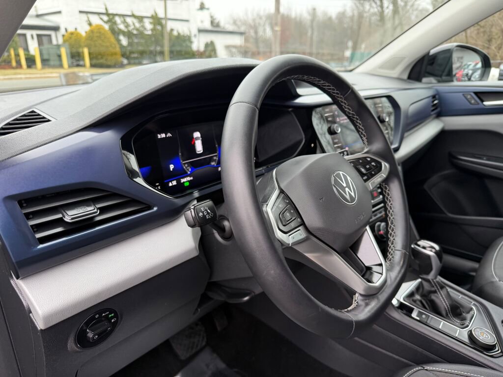 Used 2023 Volkswagen Taos SE w/ Panoramic Sunroof Package image 11