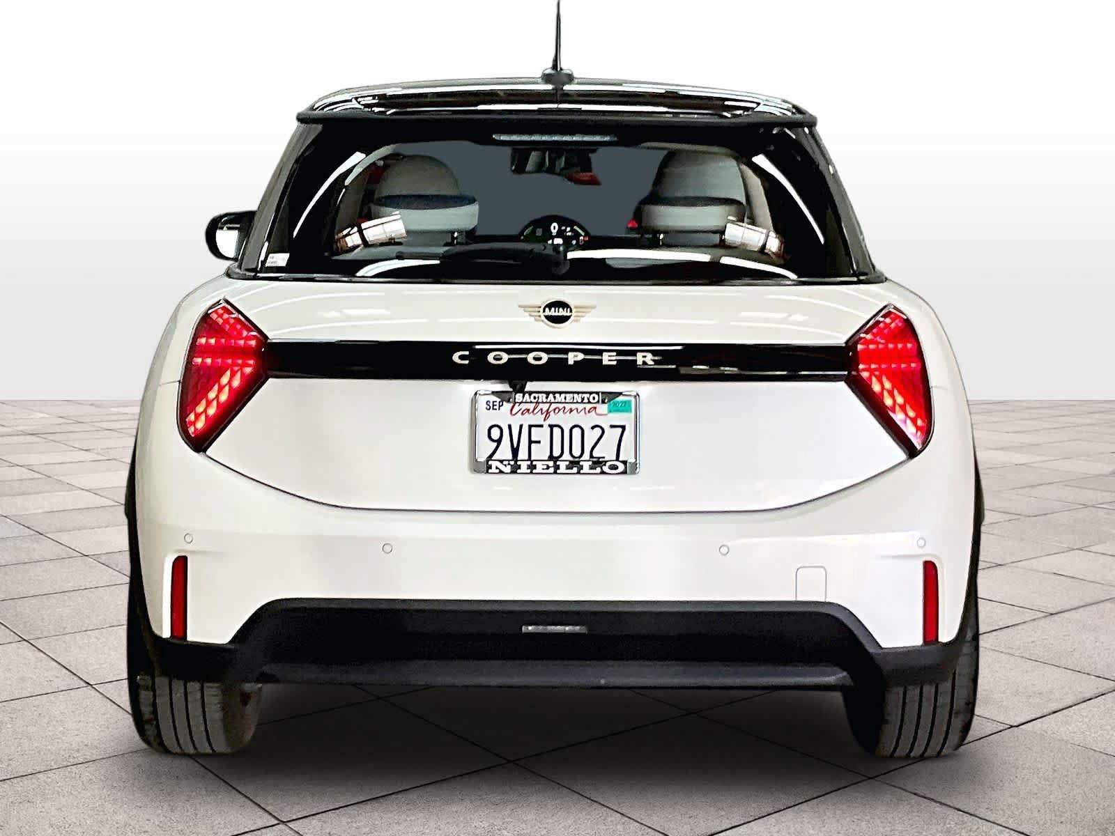 Used 2025 MINI Cooper 2-Door Hardtop FWD image 8