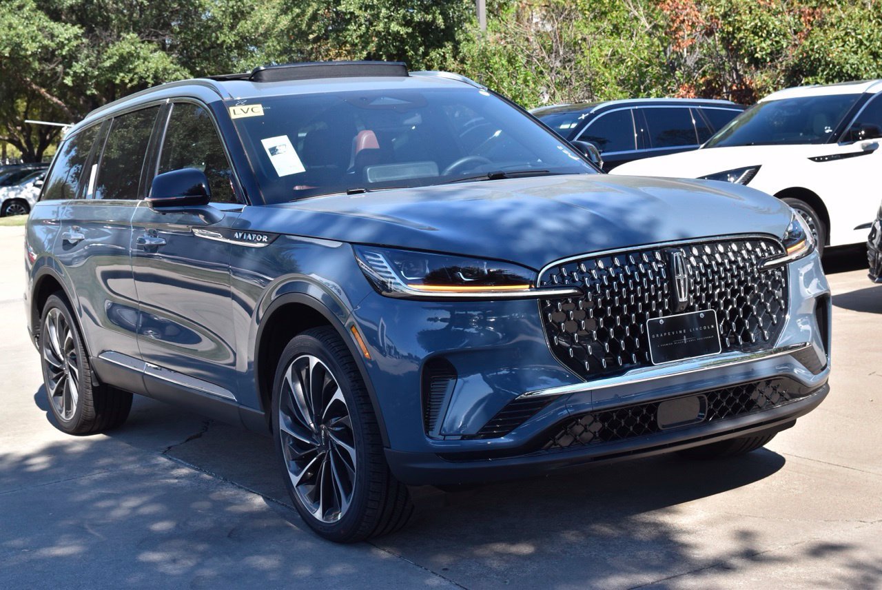 New 2027 Lincoln Aviator Reserve AWD/4WD image 3