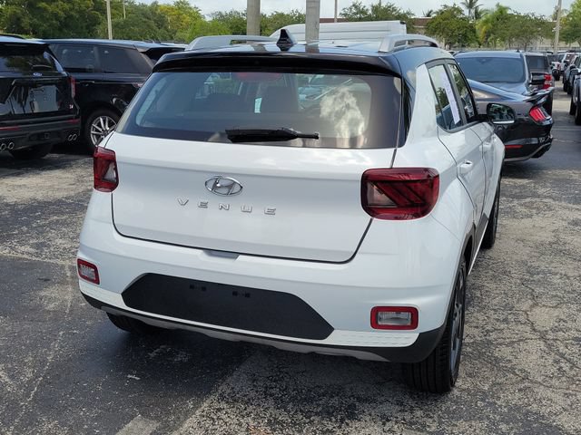 Used 2022 Hyundai Venue Limited w/ Cargo Package FWD image 3