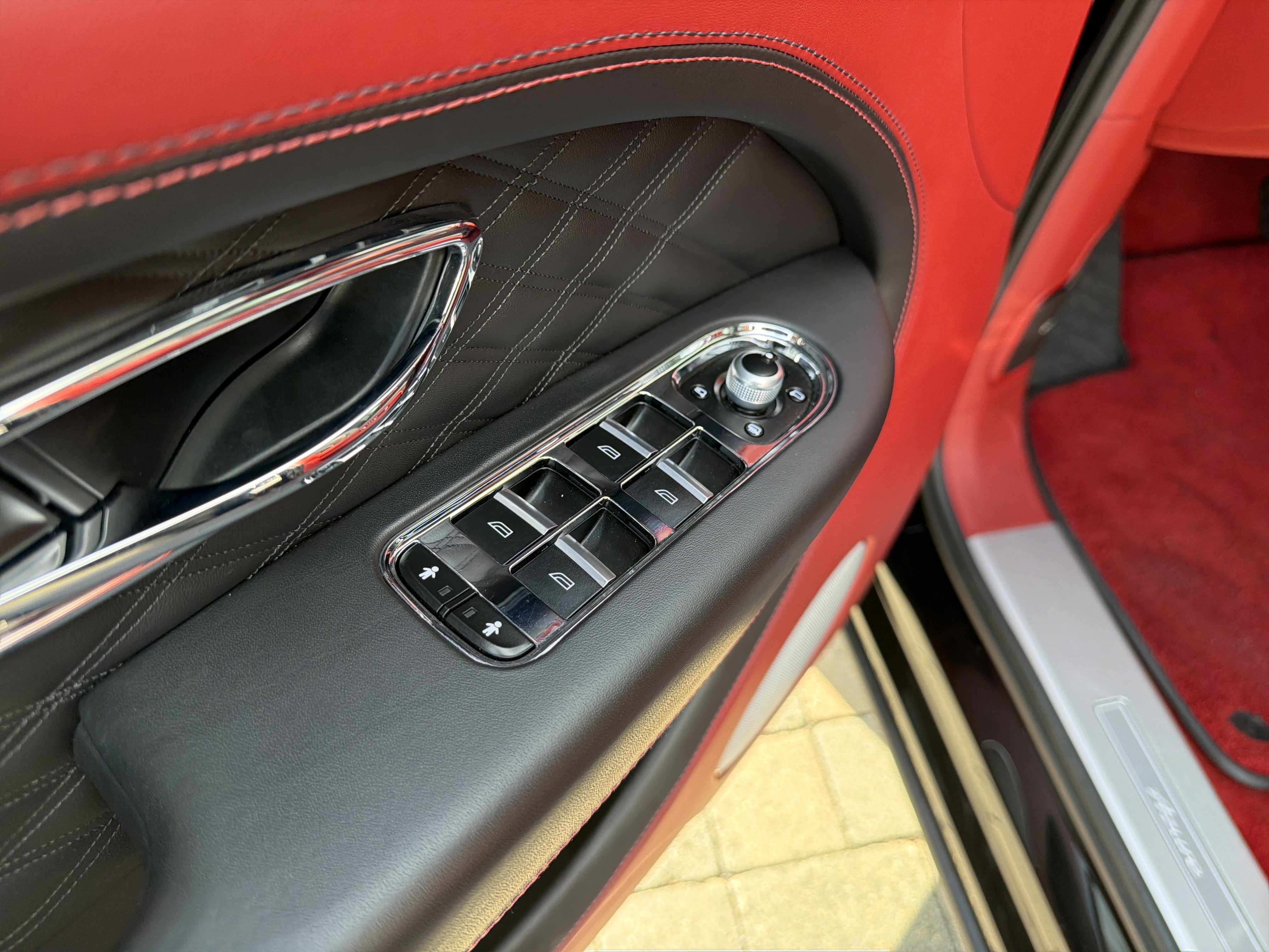 Used 2023 Bentley Bentayga Extended Wheelbase AWD/4WD image 12