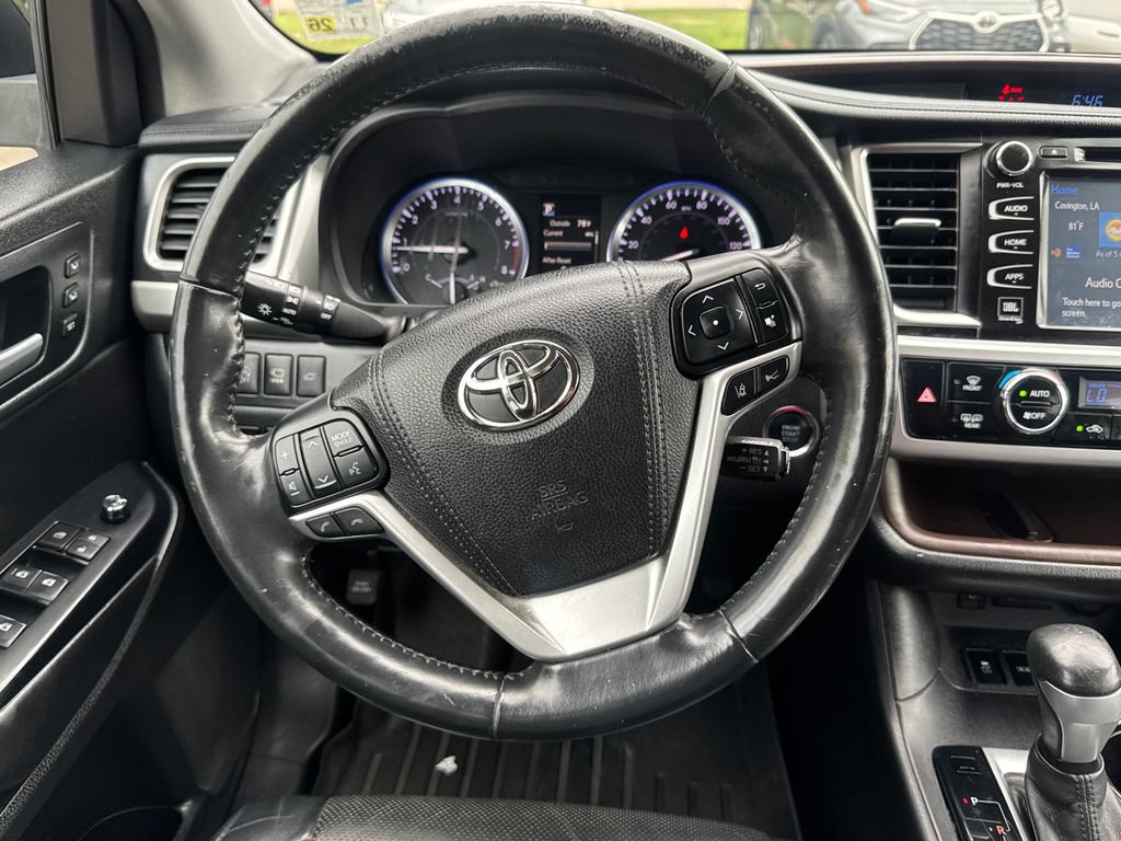 Certified 2017 Toyota Highlander Limited Platinum FWD image 17
