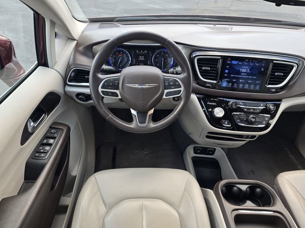 Used 2017 Chrysler Pacifica Touring-L FWD image 15
