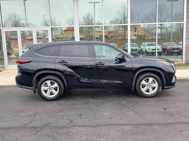 Used 2024 Toyota Highlander LE image 28