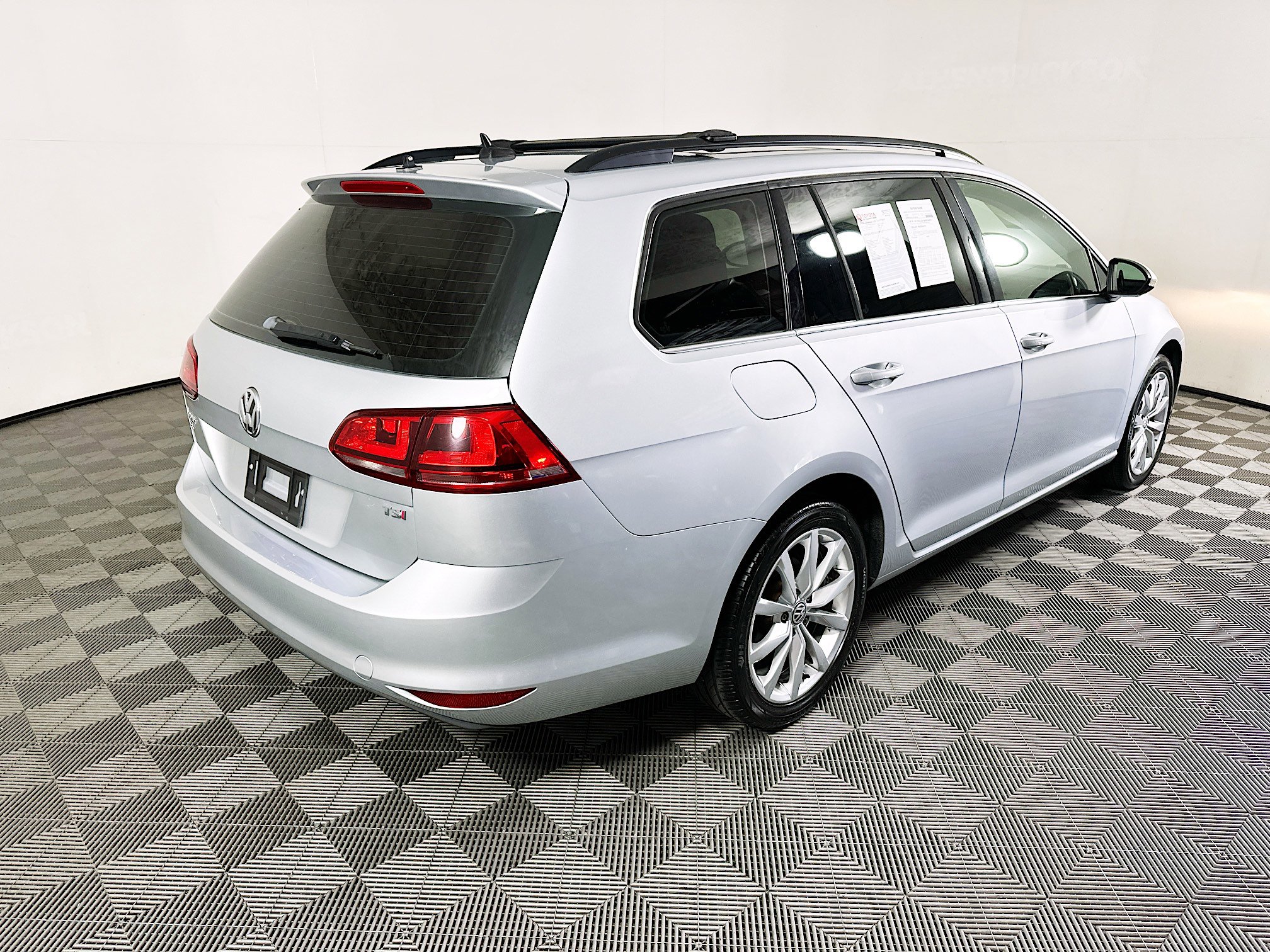 Used 2016 Volkswagen Golf SE FWD image 3