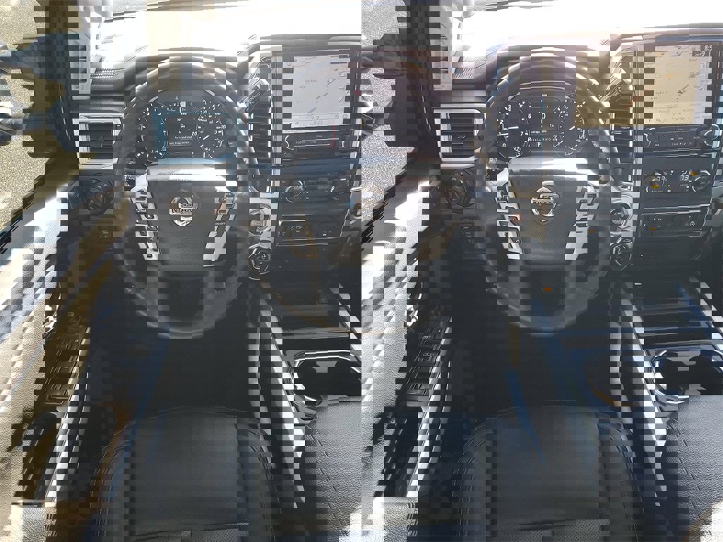 Used 2020 Nissan Titan SL w/ Moonroof Package image 28