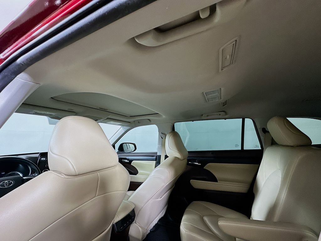Used 2022 Toyota Highlander XLE FWD image 13