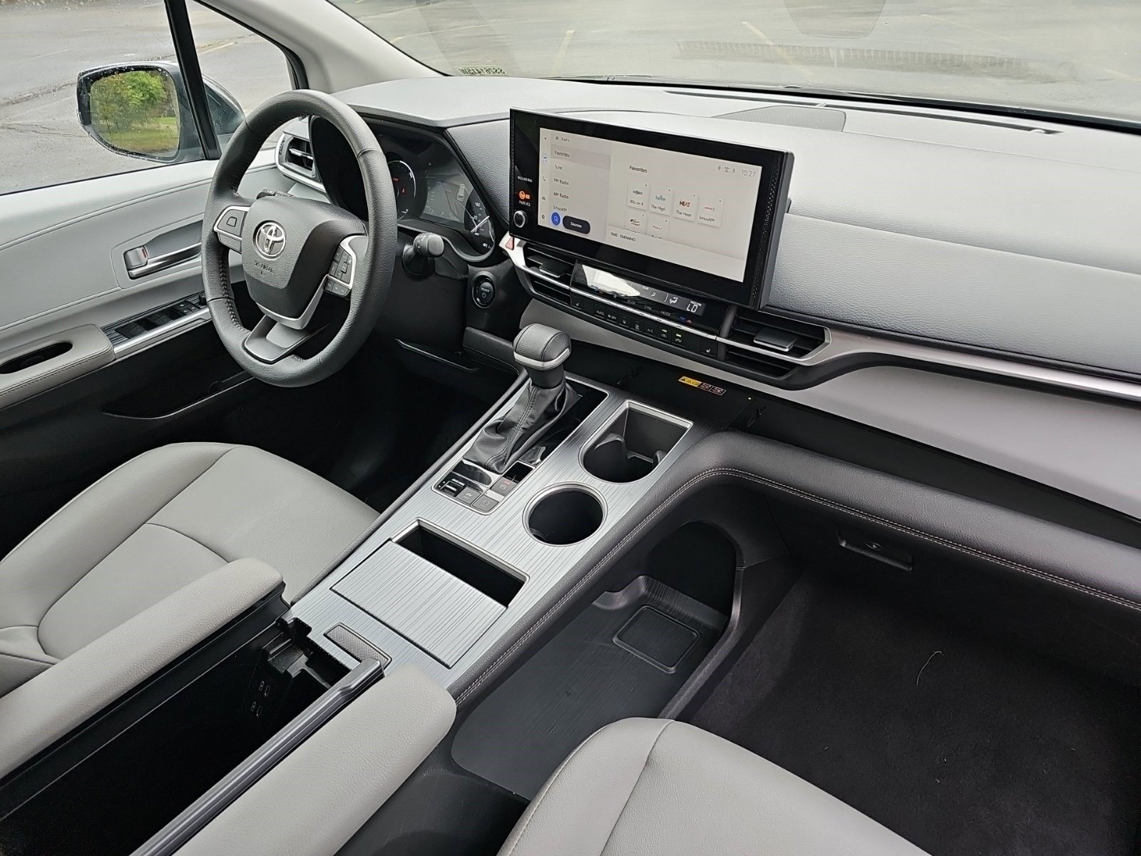 Used 2025 Toyota Sienna XLE FWD image 13