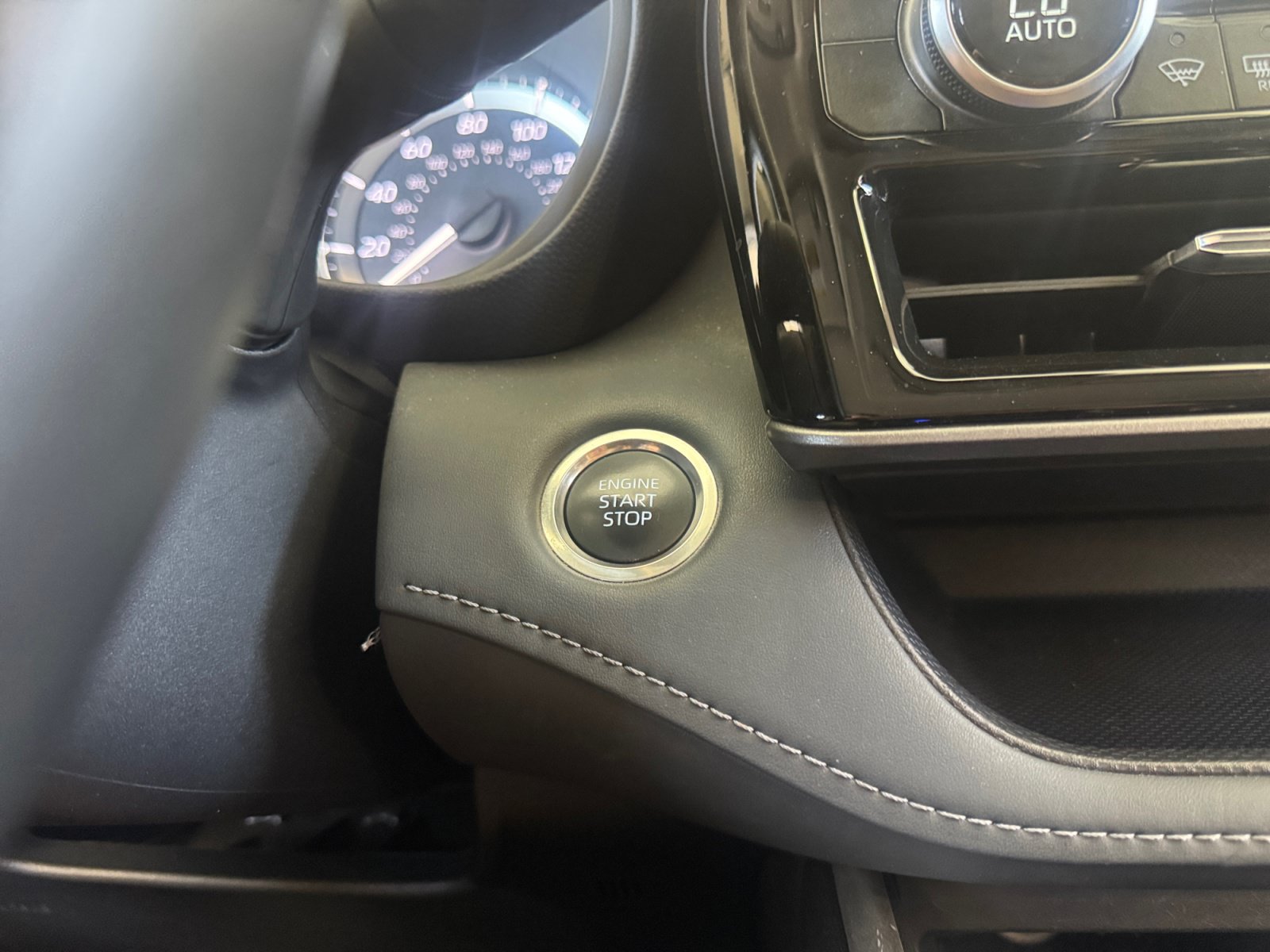 Used 2025 Toyota Highlander LE FWD image 30