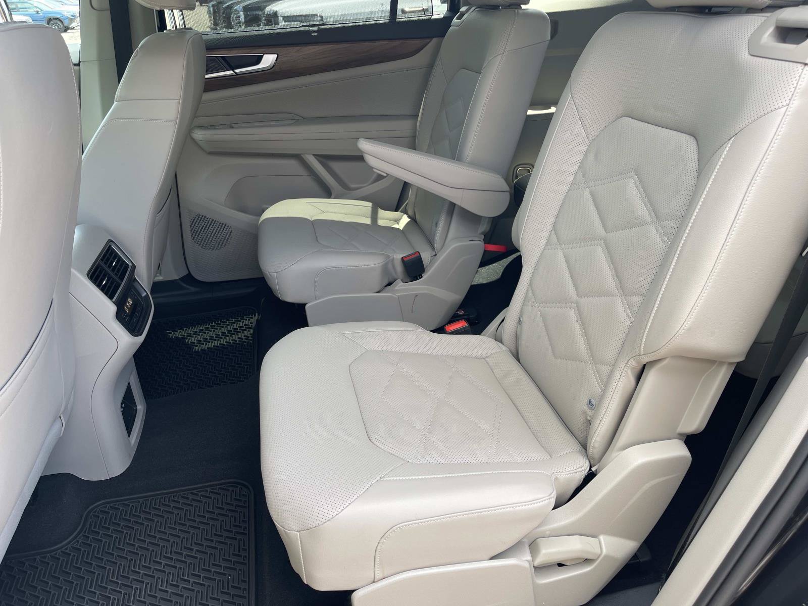 Used 2025 Volkswagen Atlas SE FWD image 36