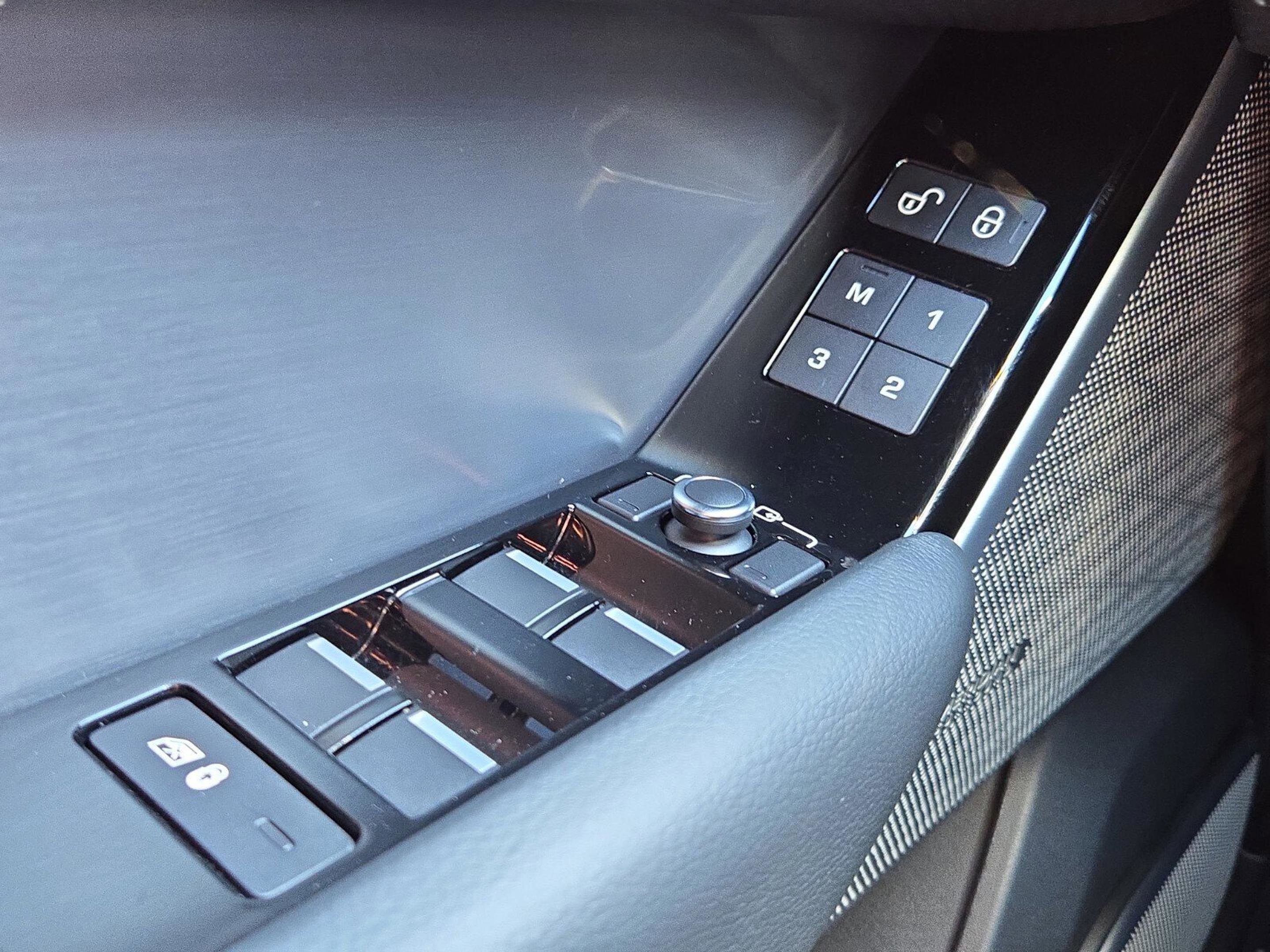 Used 2019 Land Rover Range Rover Velar R-Dynamic SE image 28