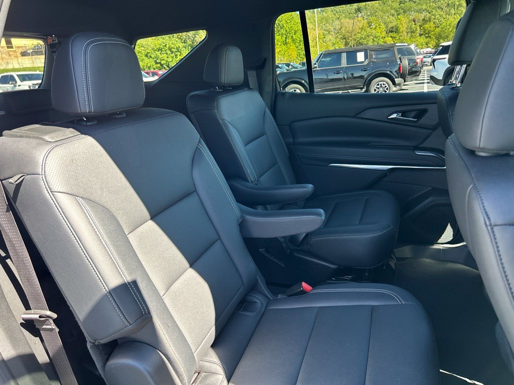Used 2025 Chevrolet Traverse LT FWD image 38
