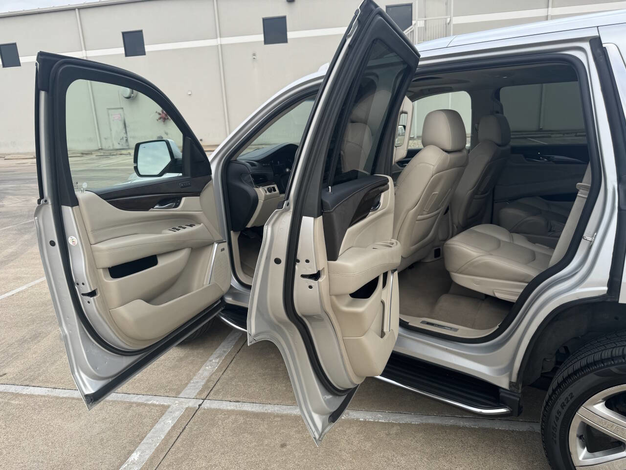 Used 2018 Cadillac Escalade Luxury image 18