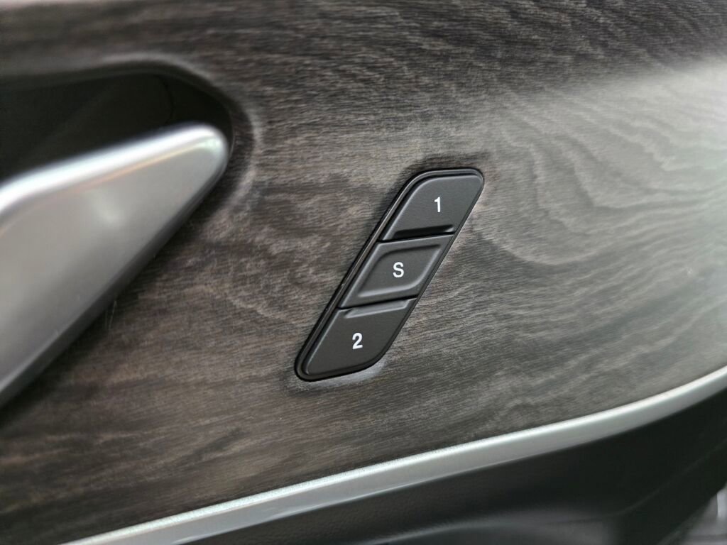 Used 2023 Jeep Grand Cherokee Limited w/ Black Appearance Package image 19