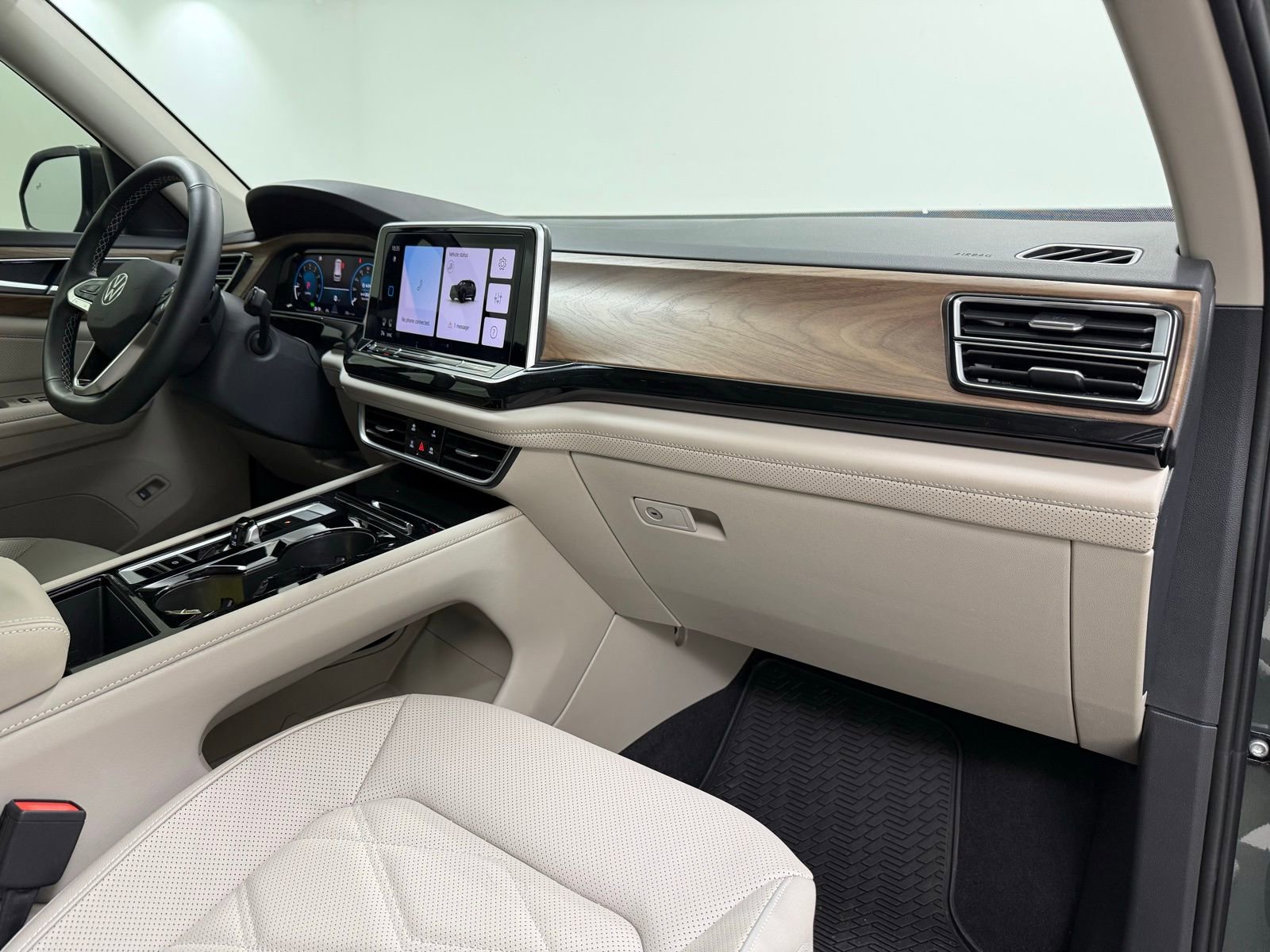 Used 2025 Volkswagen Atlas SE image 30