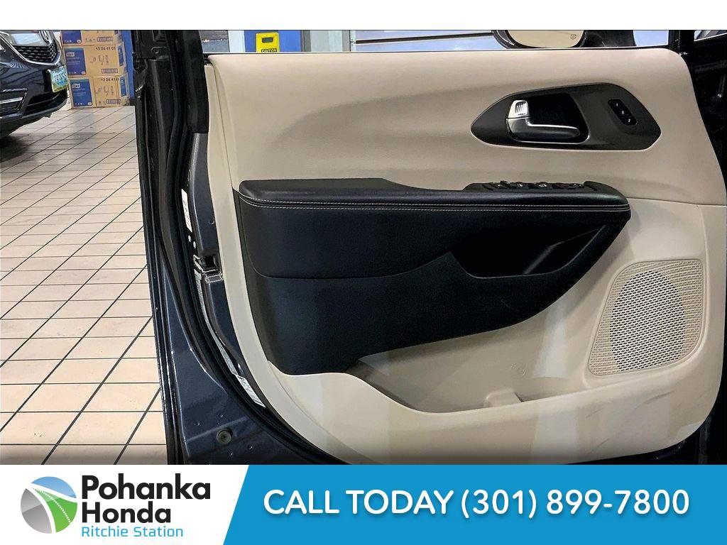 Used 2022 Chrysler Pacifica Touring-L image 25