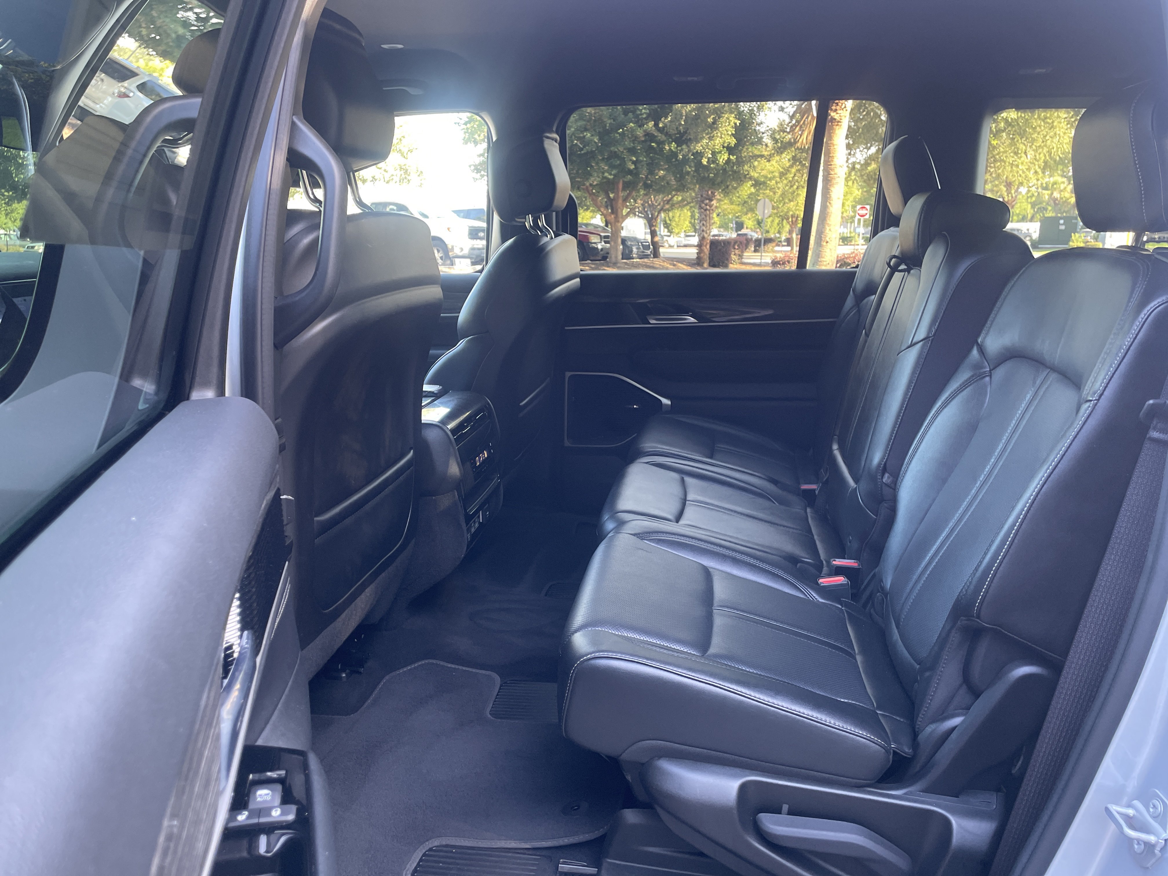 Used 2022 Jeep Wagoneer Series II RWD image 29